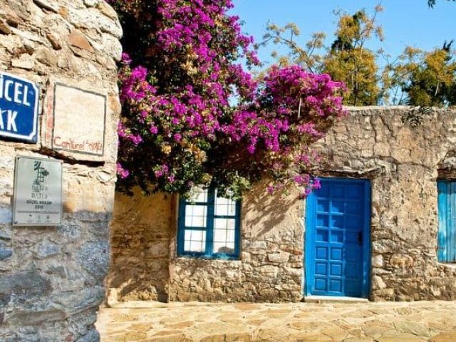 İkonik Marmaris Datça Turu ile Ege’nin iki eşsiz kıyı cennetini bir günde keşfedin. Turkuaz koyları, taş sokakları ve huzur dolu atmosferiyle Marmaris ve Datça’da unutulmaz bir gün sizleri bekliyor.