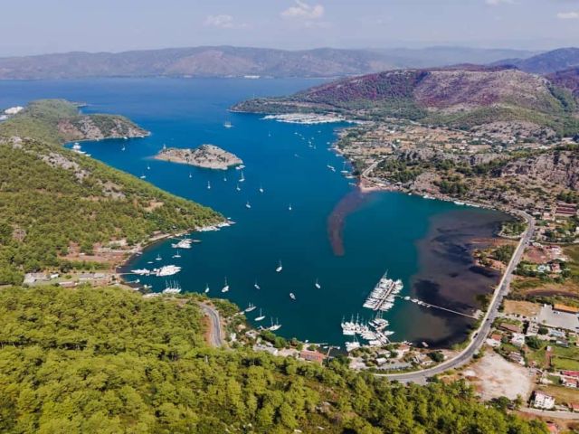İkonik Marmaris Datça Turu ile Ege’nin iki eşsiz kıyı cennetini bir günde keşfedin. Turkuaz koyları, taş sokakları ve huzur dolu atmosferiyle Marmaris ve Datça’da unutulmaz bir gün sizleri bekliyor.