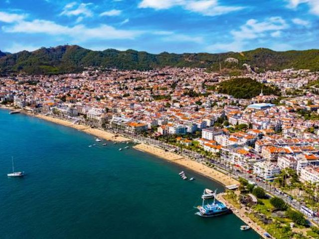İkonik Marmaris Datça Turu ile Ege’nin iki eşsiz kıyı cennetini bir günde keşfedin. Turkuaz koyları, taş sokakları ve huzur dolu atmosferiyle Marmaris ve Datça’da unutulmaz bir gün sizleri bekliyor.