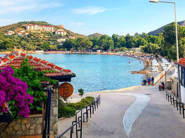 İkonik Marmaris Datça Turu ile Ege’nin iki eşsiz kıyı cennetini bir günde keşfedin. Turkuaz koyları, taş sokakları ve huzur dolu atmosferiyle Marmaris ve Datça’da unutulmaz bir gün sizleri bekliyor.