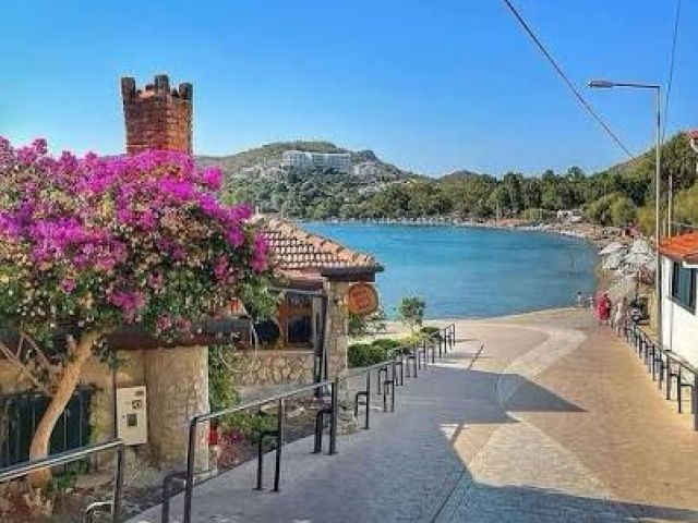 İkonik Marmaris Datça Turu ile Ege’nin iki eşsiz kıyı cennetini bir günde keşfedin. Turkuaz koyları, taş sokakları ve huzur dolu atmosferiyle Marmaris ve Datça’da unutulmaz bir gün sizleri bekliyor.