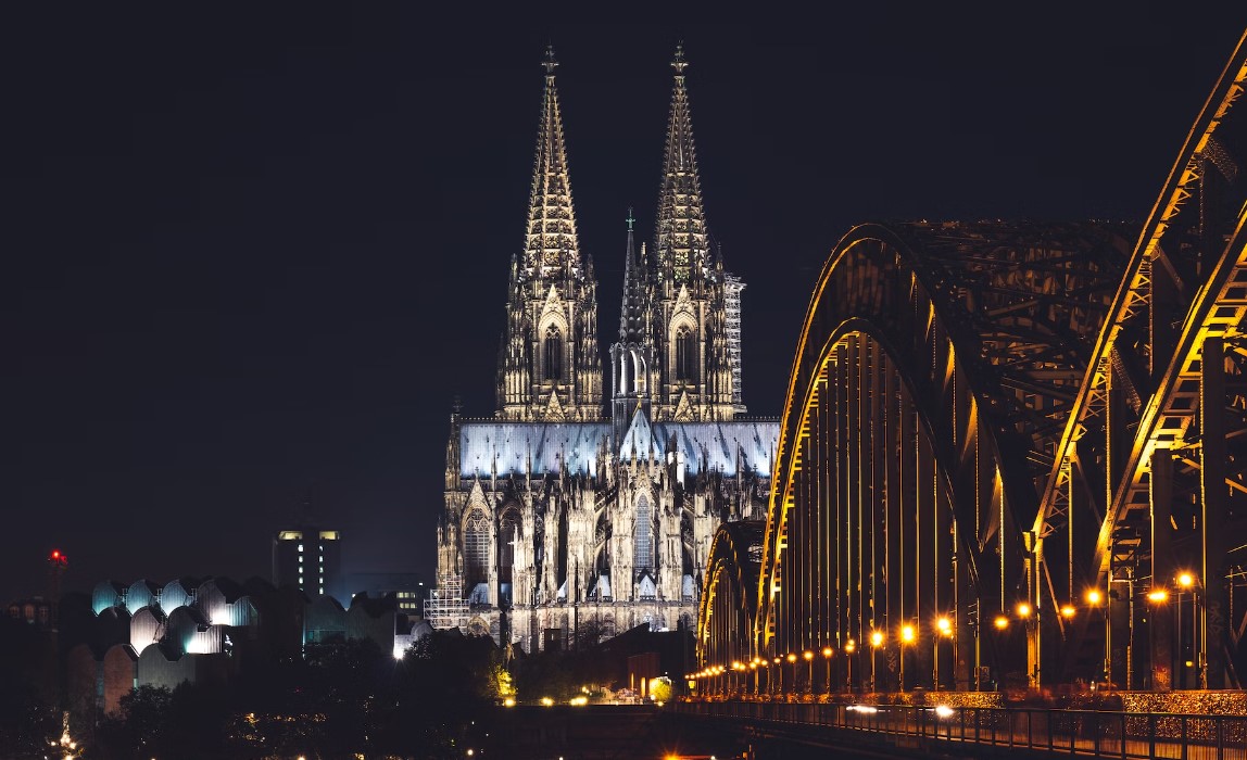 İzmir`den Direkt Sefer ile Bayram ve Ara Tatile Özel Köln & Lüksemburg & Paris & Disneyland Turu Rotası