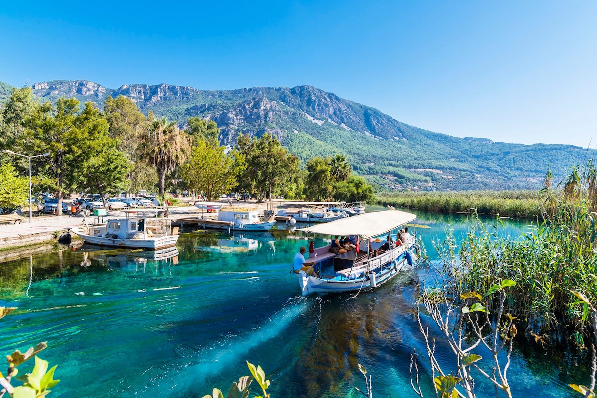 İkonik Marmaris Datça Turu ile Ege’nin iki eşsiz kıyı cennetini bir günde keşfedin. Turkuaz koyları, taş sokakları ve huzur dolu atmosferiyle Marmaris ve Datça’da unutulmaz bir gün sizleri bekliyor.