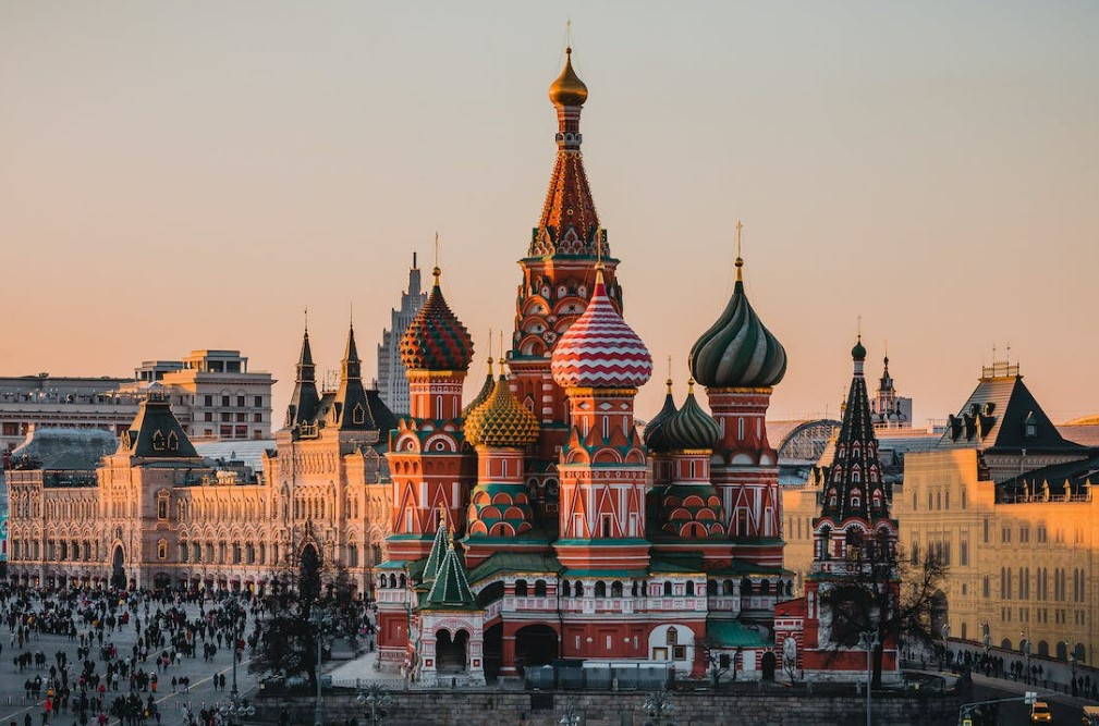 Kral & Kraliçe: St. Petersburg & Moskova PC 2026 (LED-VKO)